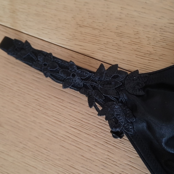 DOMINIQUE Seamless Black Bra 32B With Lace Details - Picture 4 of 6